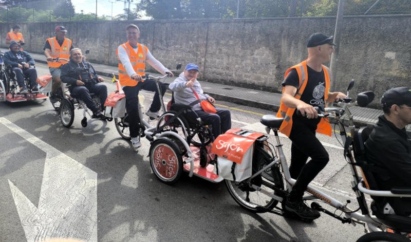 Paseo en bicicleta adaptada de 4 personas usuarias del CAI de Viesques