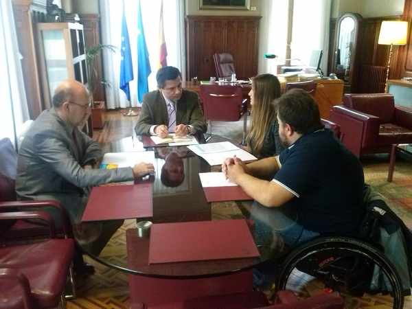 /fotos/Pedro Sanjurjo presidente de la JGP , Mónica Oviedo, Presidenta del Cermi Asturias, José Luis Crespo, Vicepresidente 1º y Javier Rubio tesorero