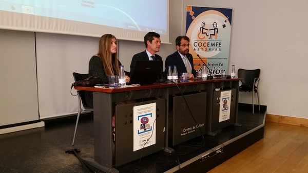 /fotos/de izq. a dcha. Mónica Oviedo, vicepresidenta de Cocemfe Asturias, Rafael Felgueroso concejal de movilidad del Ayto. de Gijón y Raimundo García, presidente de AEAV