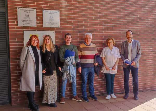 /fotos/Miembros de IU con la presidenta de COCEMFE Asturias y la directora del CAI