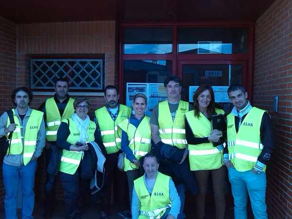 /fotos/Grupo de usuarios acompañados de Verónica Feito, promotora laboral de Cocemfe Asturias