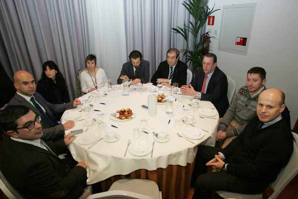 /fotos/Los representantes de Cocemfe junto a otros invitados a la Jornada