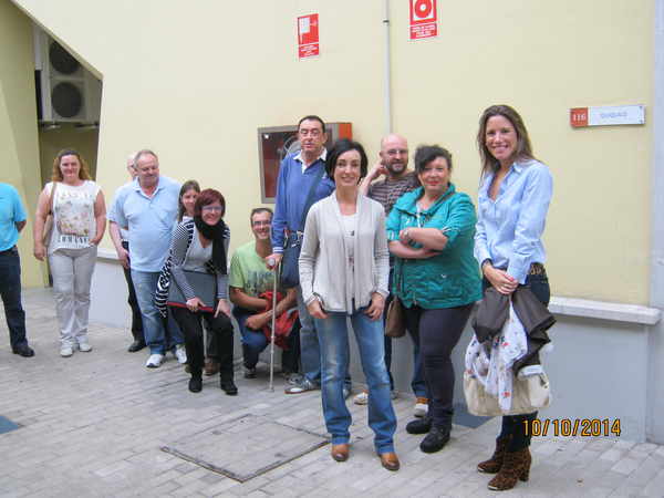 /fotos/Olga Álvarez y Mónica Álvarez junto con un grupo de usuarios del programa y responsables de la empresa