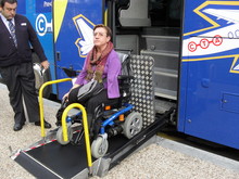 /fotos/Ana María Boullosa en la plataforma de acceso a un autobús