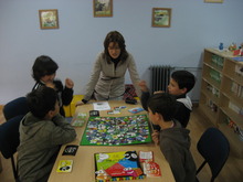 /fotos/la técnico de Cocemfe-Asturias Jessyca García Brión , explicando la dinámica del juego