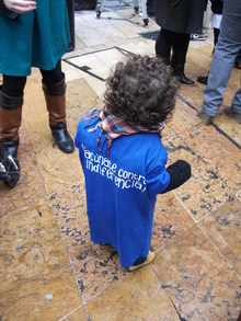 /fotos/un pequeñín con el slogan en la camiseta VACÚNATE CONTRA LA INDIFERENCIA