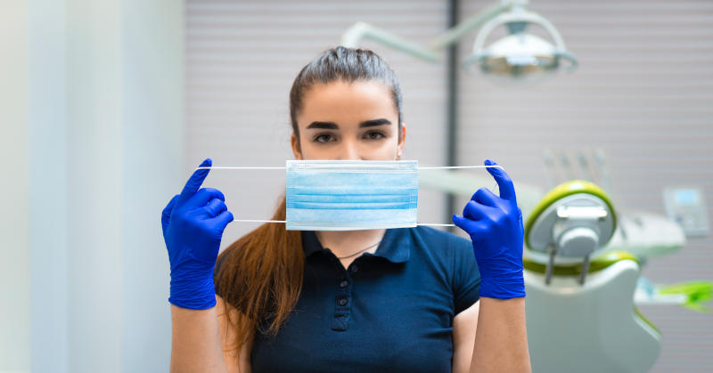 Dentista se dispone a poner mascarilla