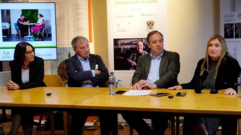 Mesa durante la presentación del acto