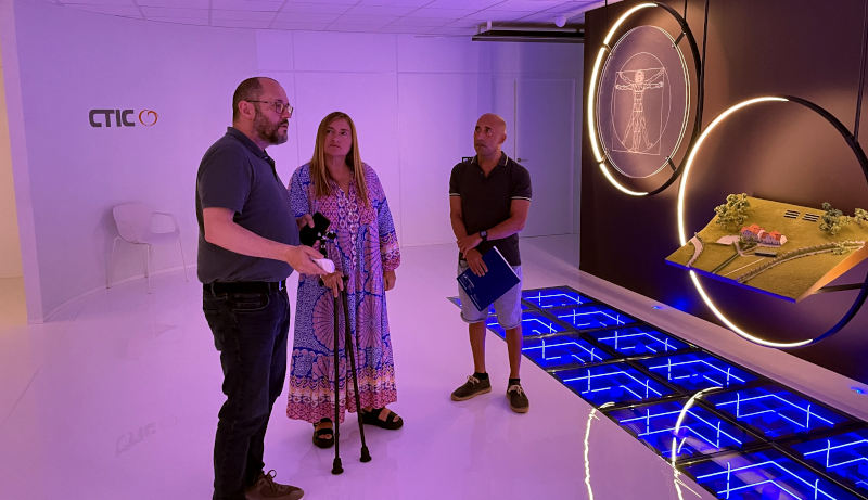 Técnico del CTIC enseña una sala del centro a los miembros de COCEMFE Asturias