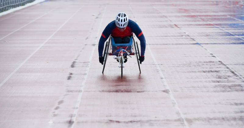 Atleta paralimpico en la pista