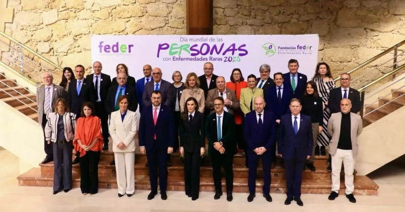 Autoridades posan en una foto familiar con la parcarta del acto